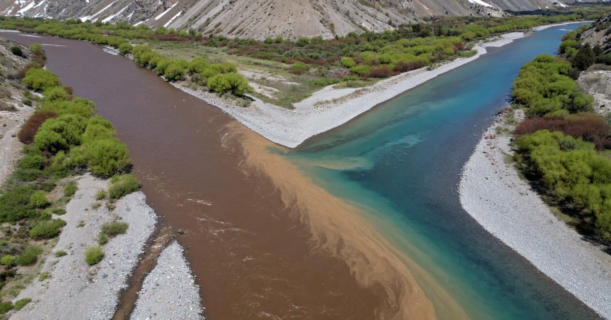 Confluencia de un río turbio cargado de sedimento en suspensión con un río de agua clara