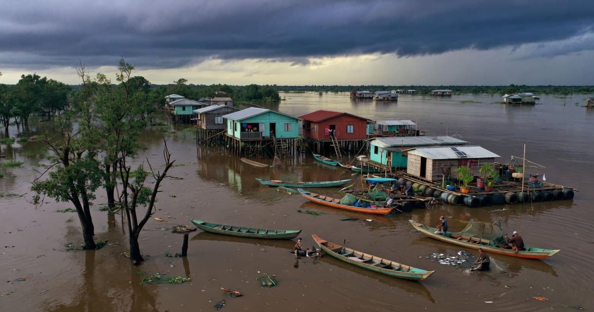 Gran lago de llanura de inundación en Camboya con casas sobre pilotes, botes de pesca y árboles parcialmente sumergidos bajo nubes de monzón