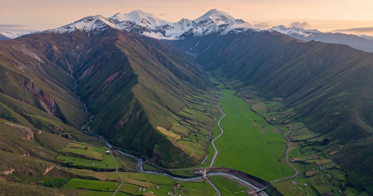 Vista aérea de una cuenca andina con quebradas que confluyen hacia un valle en Chile